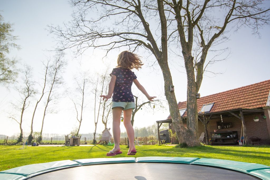 Trampoline enfant : quels sont ses avantages ?