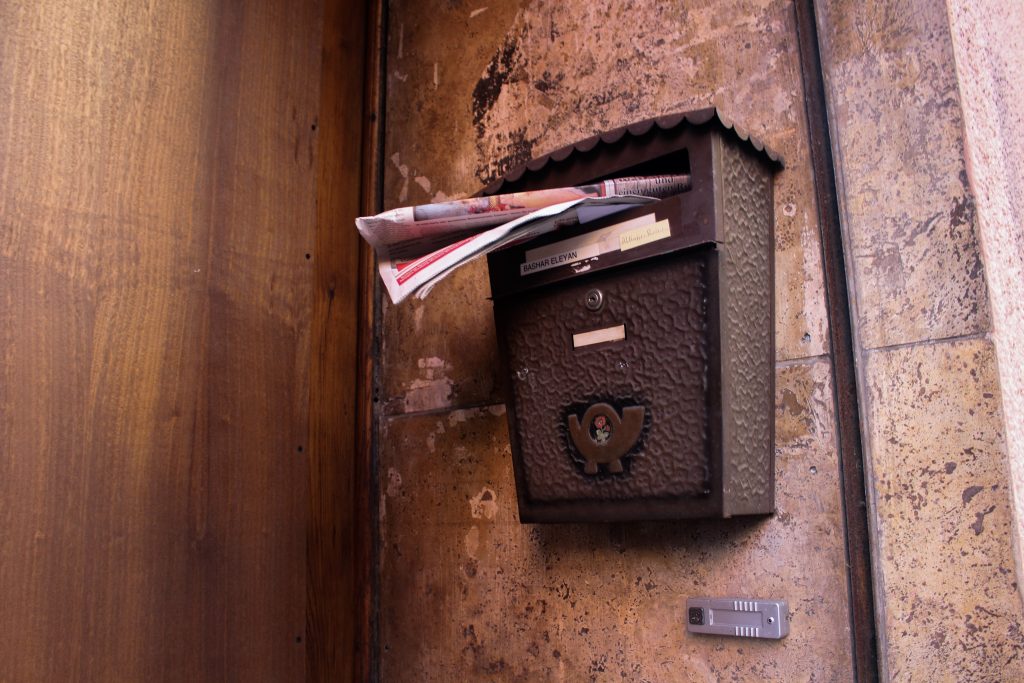 Les différents types de matériaux pour les plaques de boîte aux lettres et lequel choisir ?