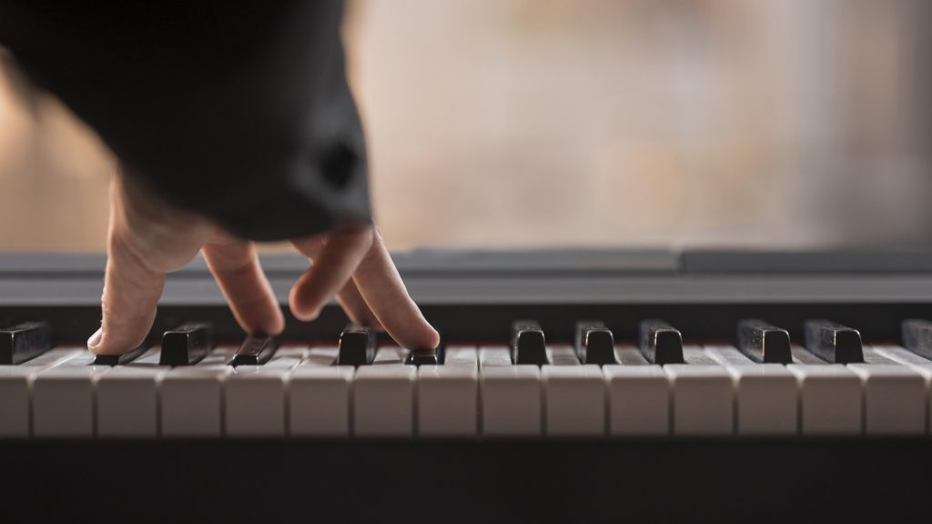 Découvrez les secrets pour progresser rapidement avec les cours de piano en ligne